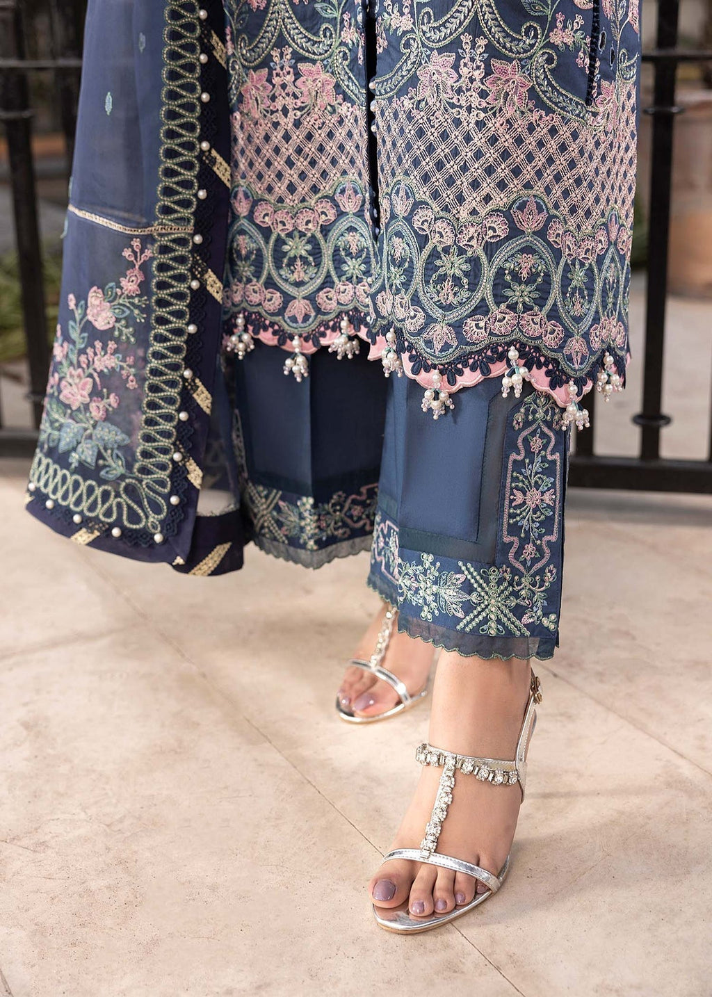 Shurooq | Luxury Lawn 25 | Mira