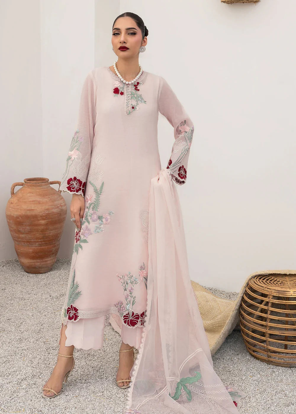 Saira Shakira | Rosea Casual Pret 25 | Petaline