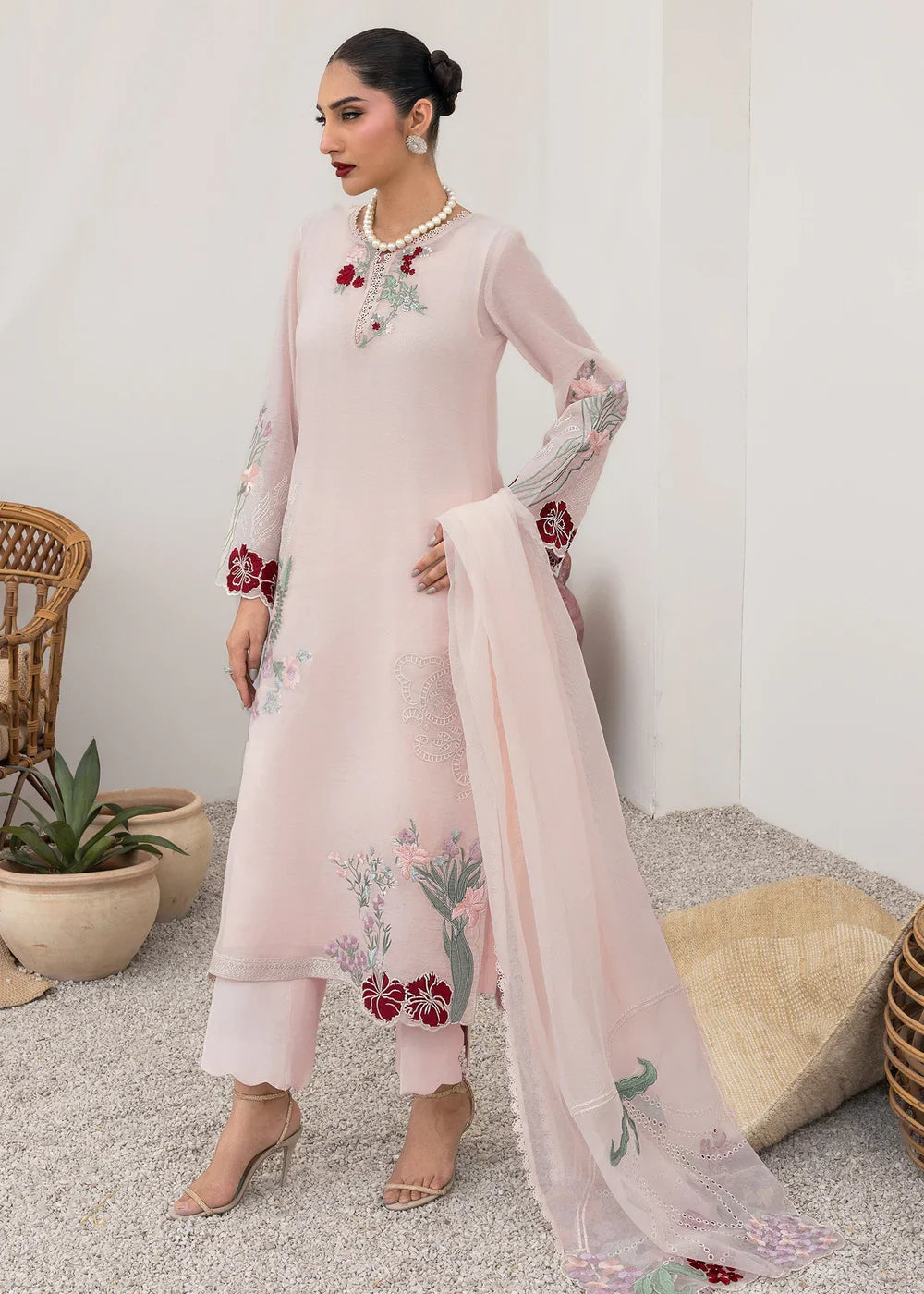 Saira Shakira | Rosea Casual Pret 25 | Petaline