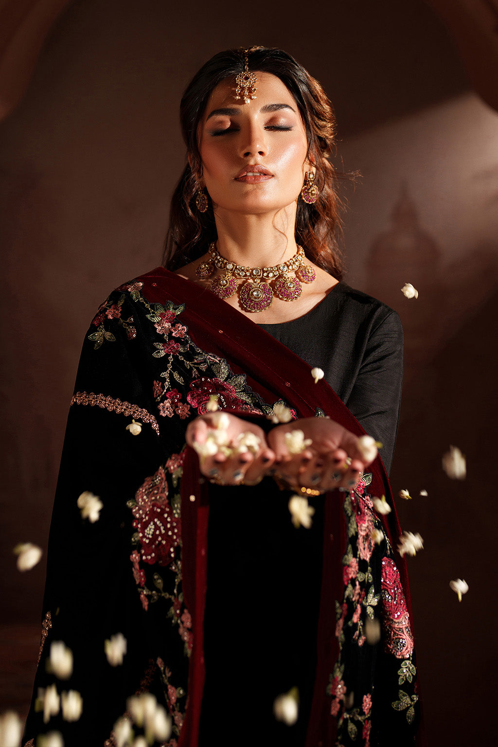 Iznik | Velvet 25 | IV-59 Embroidered Velvet