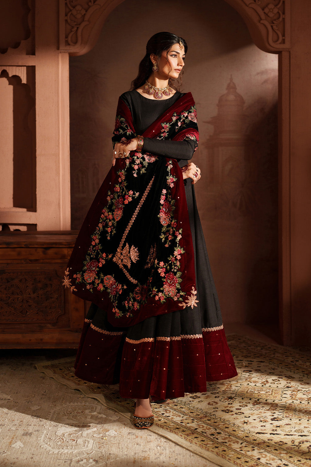 Iznik | Velvet 25 | IV-59 Embroidered Velvet
