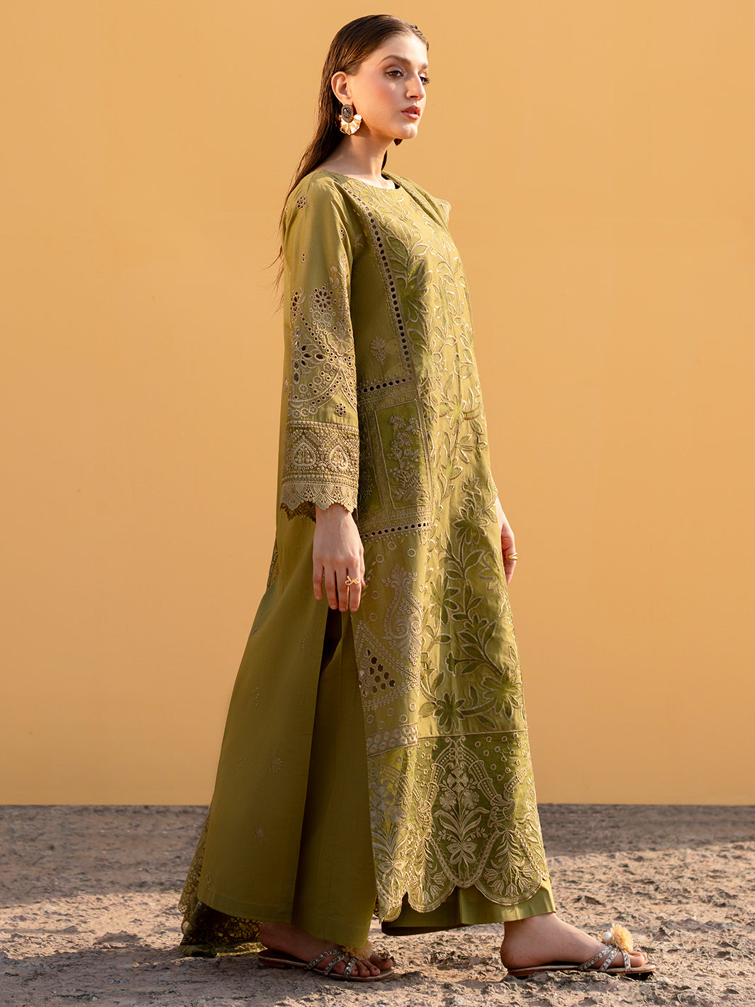 Mahnur | Sirena Luxury Lawn 25 | Adrienne - Riwayat-e-Khas