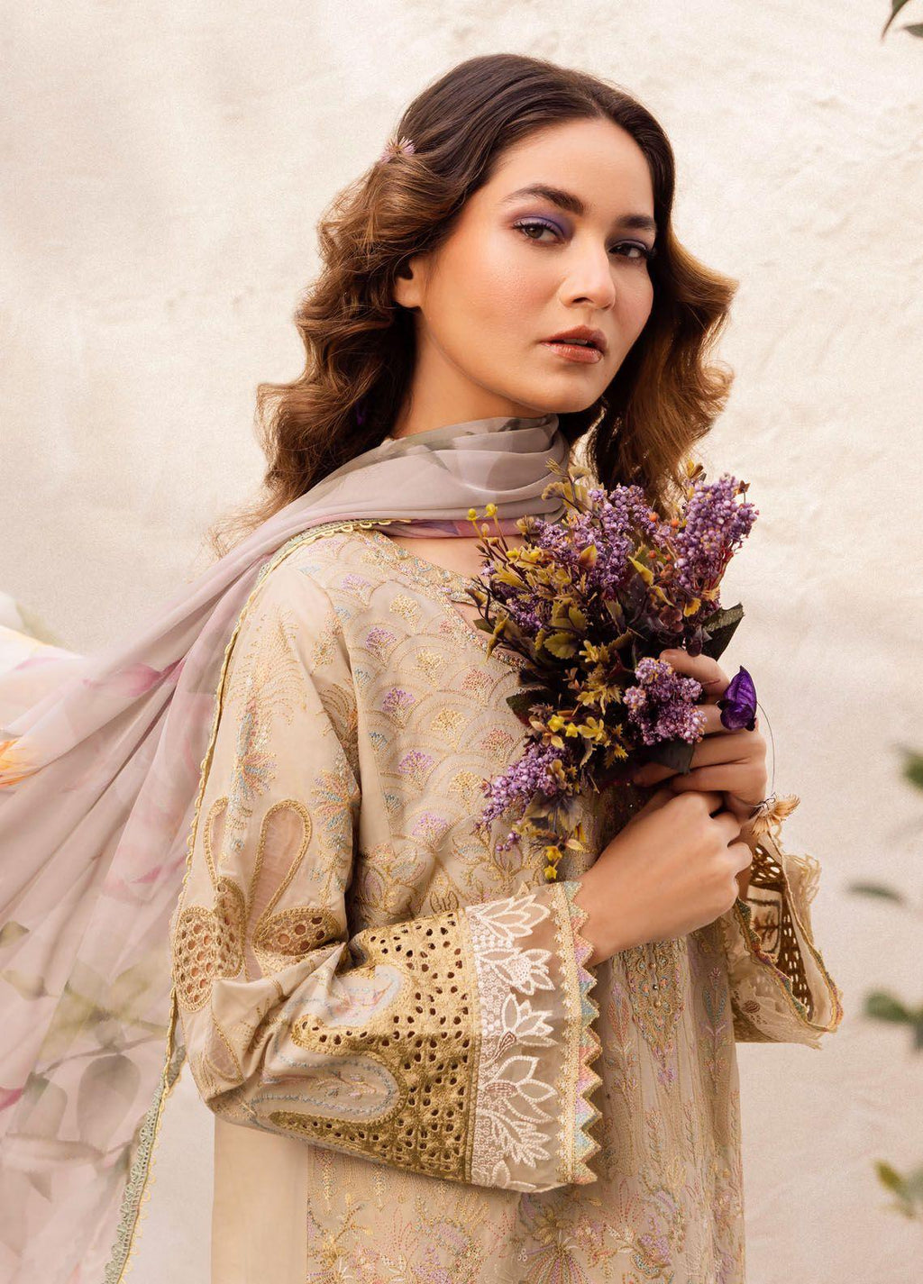 Iznik Dahlia Embroidered Luxury Lawn 3Pc Suit DL-03 CASCADE - House Of Anaya