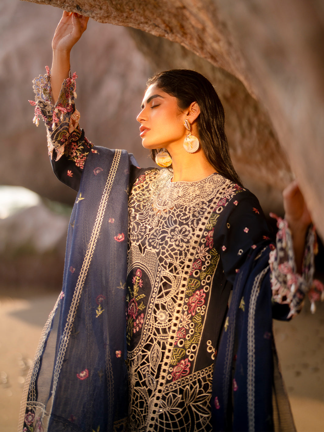 Mahnur | Sirena Luxury Lawn 25 | Derya - Riwayat-e-Khas
