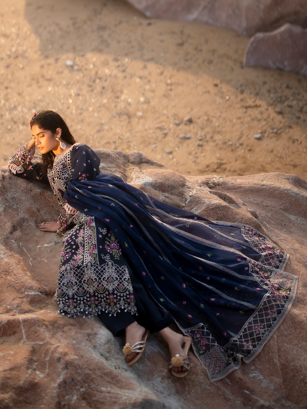 Mahnur | Sirena Luxury Lawn 25 | Derya - Riwayat-e-Khas