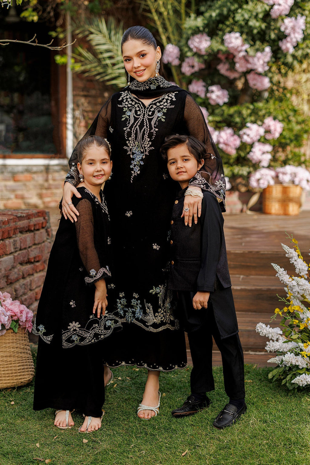 Dhanak | Signature Pret | BLACK 2PCS EMBROIDERED KURTA WITH TROUSER