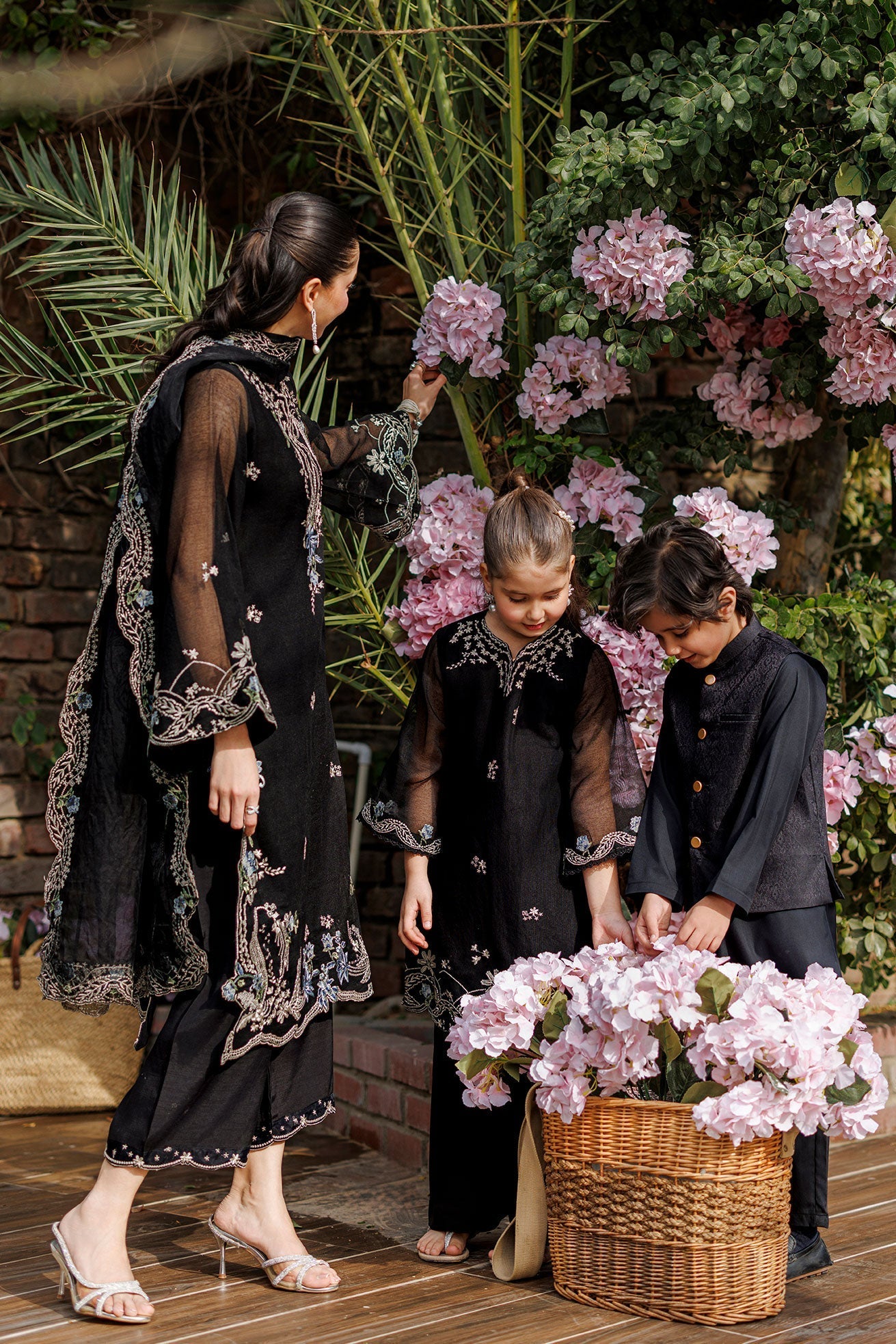 Dhanak | Signature Pret | BLACK 2PCS EMBROIDERED KURTA WITH TROUSER