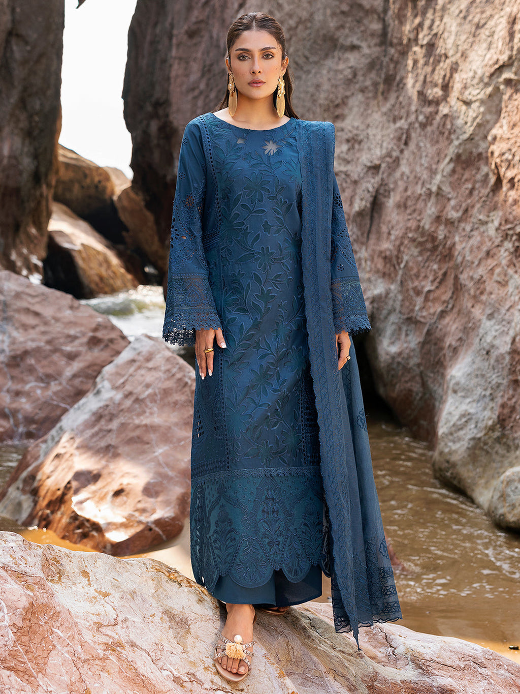 Mahnur | Sirena Luxury Lawn 25 | Iris - Riwayat-e-Khas