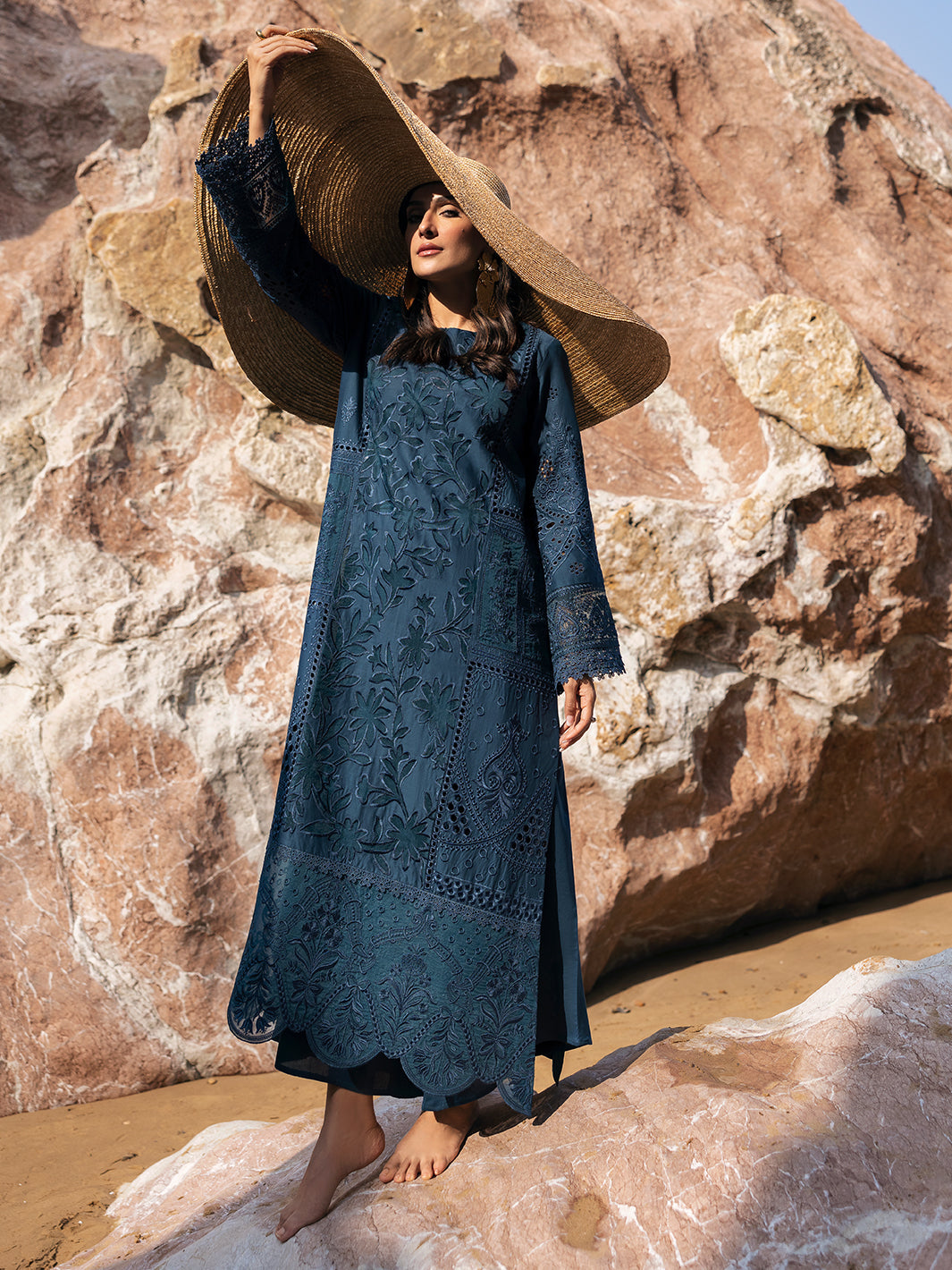 Mahnur | Sirena Luxury Lawn 25 | Iris - Riwayat-e-Khas