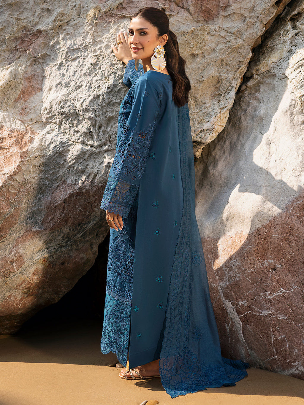 Mahnur | Sirena Luxury Lawn 25 | Iris - Riwayat-e-Khas