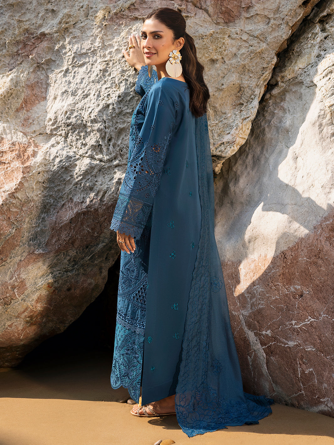 Mahnur | Sirena Luxury Lawn 25 | Iris - Riwayat-e-Khas