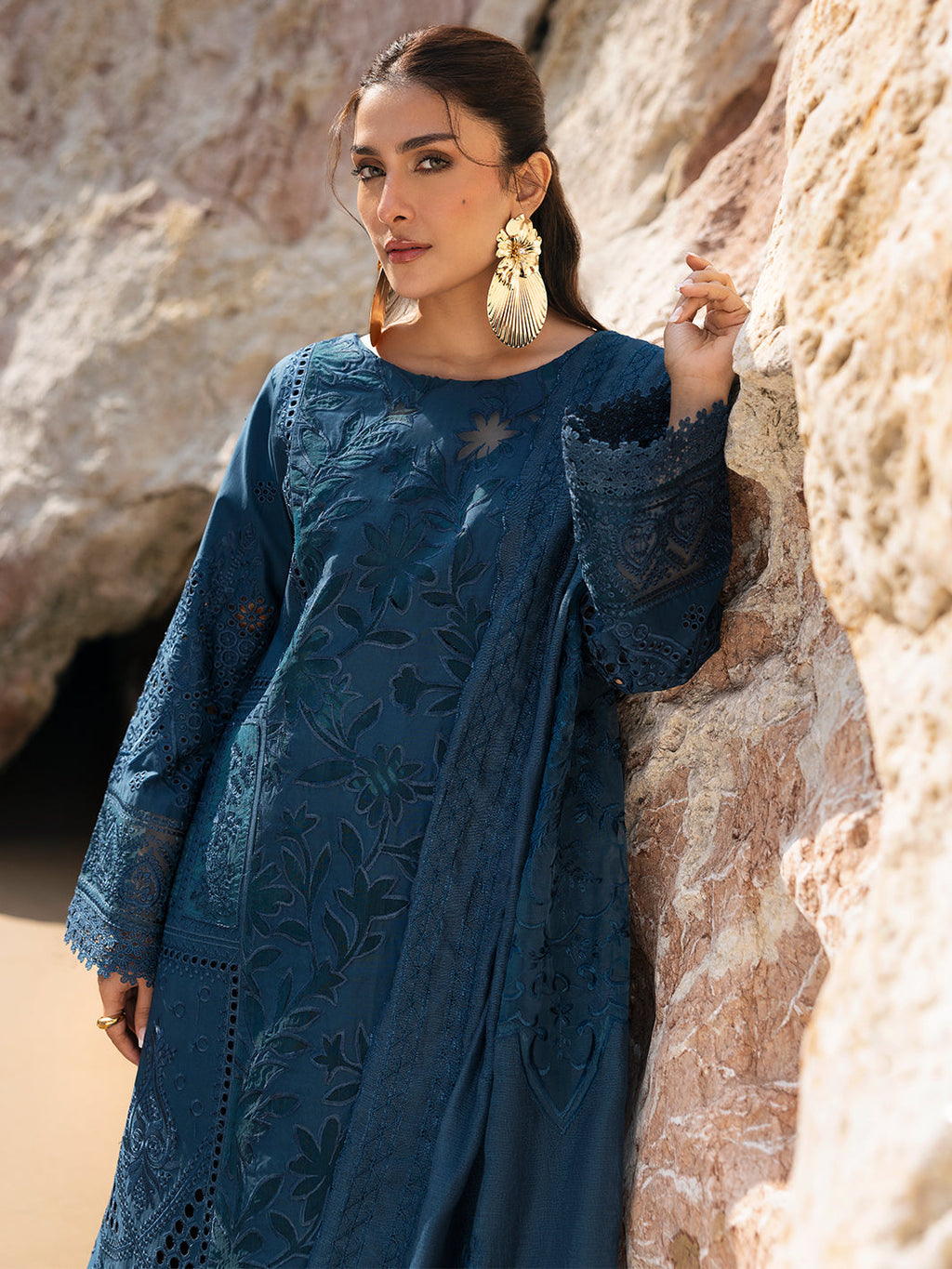 Mahnur | Sirena Luxury Lawn 25 | Iris - Riwayat-e-Khas