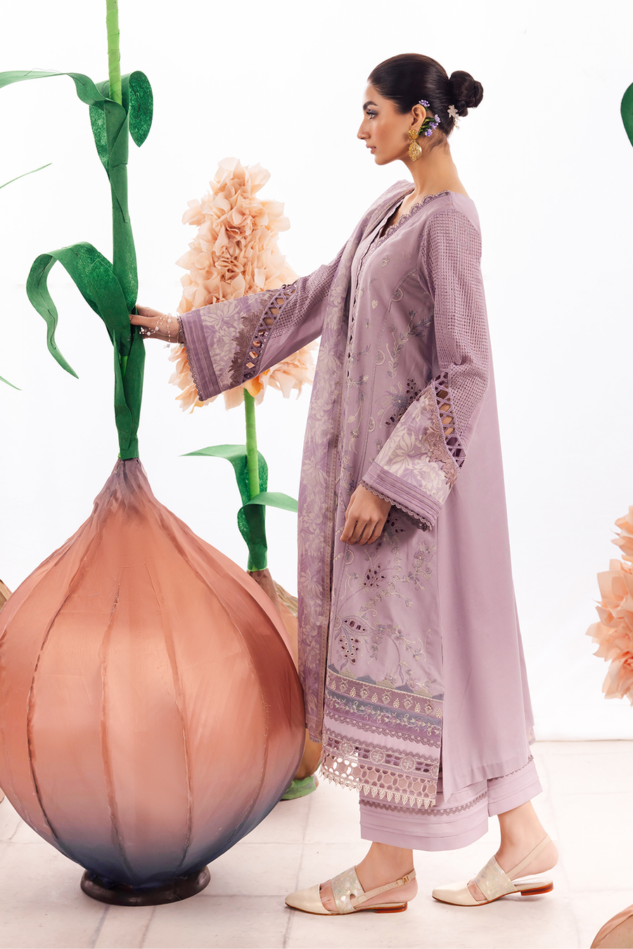 Iznik | Dahlia Embroidered Lawn | DL-04 - House Of Anaya