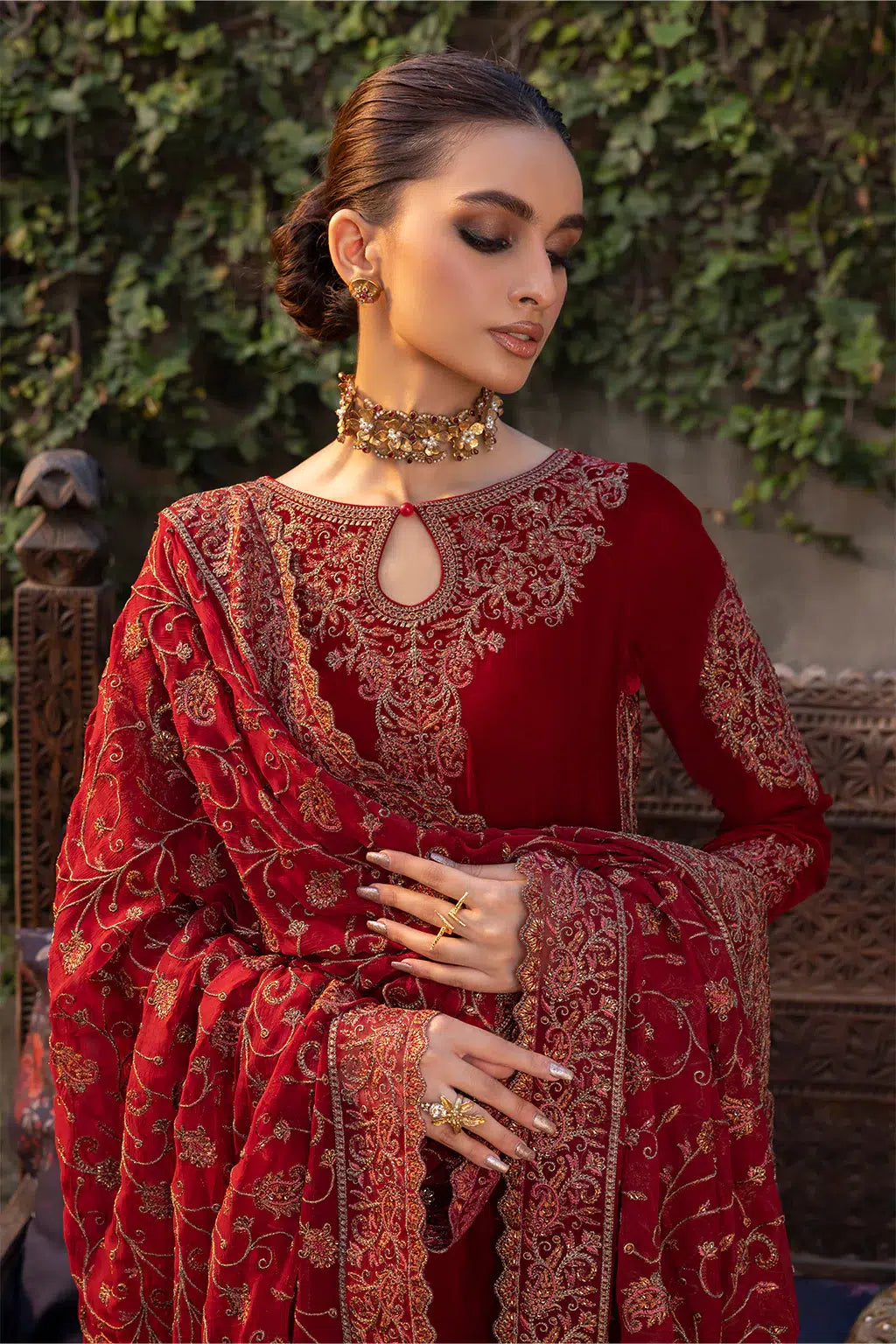 Iznik | Festive Velvet 23 | IV-37 MANIJEH - House Of Anaya