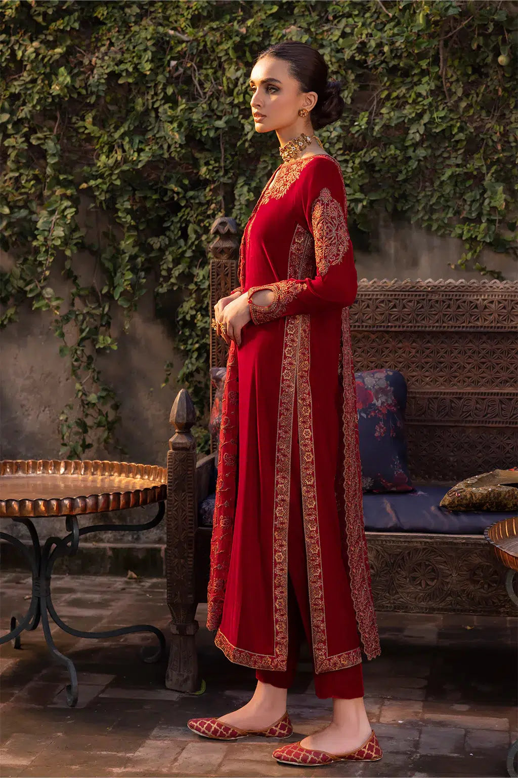 Iznik | Festive Velvet 23 | IV-37 MANIJEH - House Of Anaya