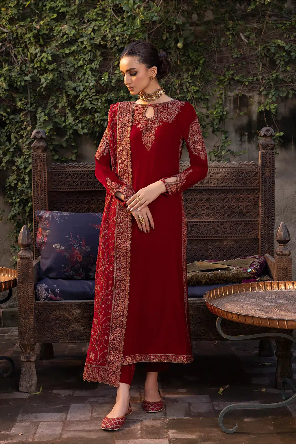 Iznik | Festive Velvet 23 | IV-37 MANIJEH - House Of Anaya