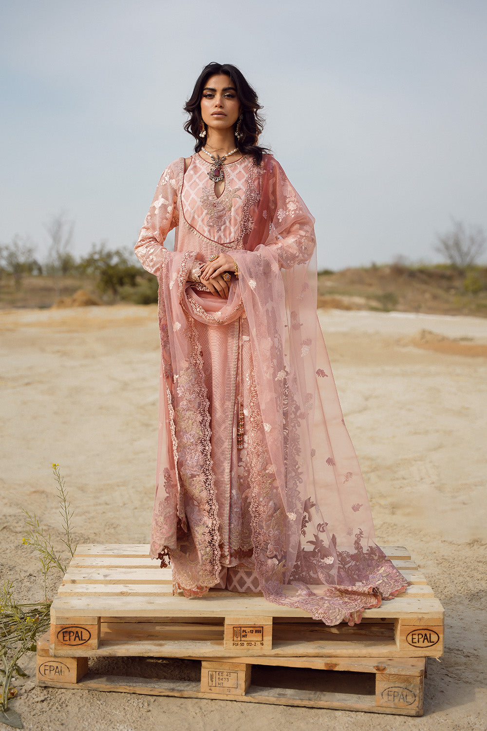 Nilofer Shahid | Verve Summer 24 | Sasha (3pc)  Verve SS 24 - Riwayat-e-Khas
