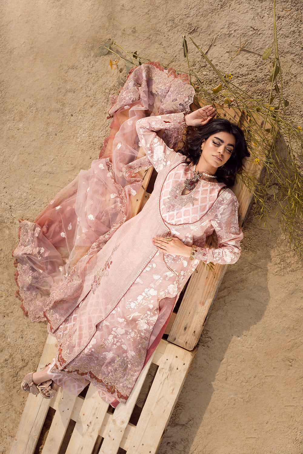 Nilofer Shahid | Verve Summer 24 | Sasha (3pc)  Verve SS 24 - Riwayat-e-Khas